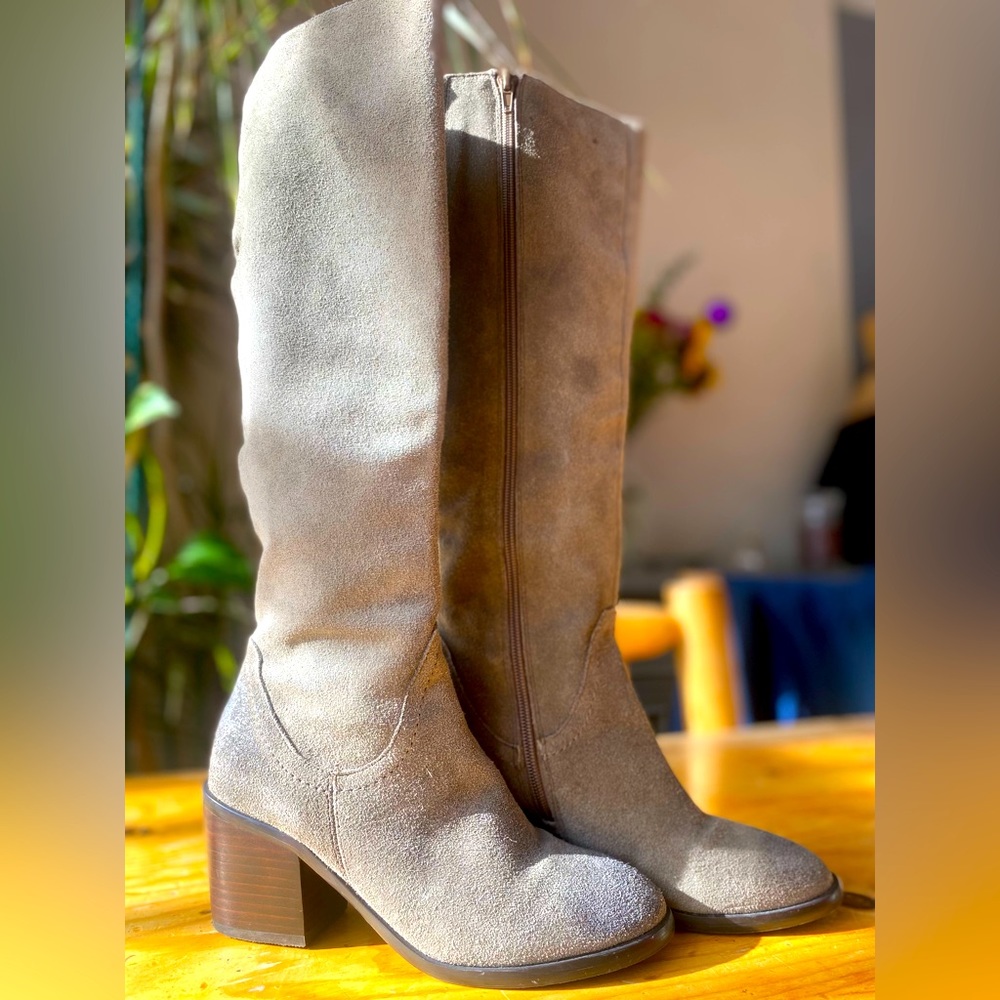 Kelsi Dagger calf high 3” heeled boots. Grey leather suede, fair condition.